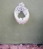 Rosa Mistica plastica e spilli su rete metallica portaritratto con ritratto cm 120x45x47 2, 2010